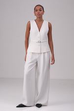 מכנס גזרה רחבה עם קפלים בצבע לבן