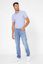 ג'ינס מבית המותג LEVI'S , ג'ינס בעל סגירת רוכסן וכפתור ולולאות חגורה במותן להתאמה אישית, כיסים צידיים ואחוריים לנוחות מירבית.