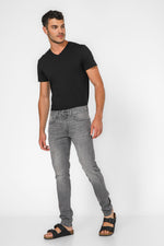 ג'ינס מבית המותג LEVI'S , ג'ינס בעל סגירת רוכסן וכפתור ולולאות חגורה במותן להתאמה אישית, כיסים צידיים ואחוריים לנוחות מירבית.