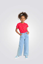 טישירט לילדות בצבע אדום עם הדפס לבבות בלבן