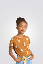 טישירט לילדות בצבע כאמל עם הדפס נמרים