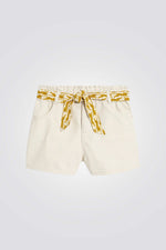 מכנסיים קצרים לילדות בצבע בז' עם חגורה