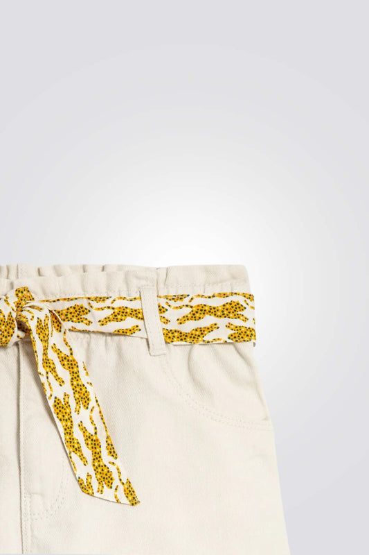 מכנסיים קצרים לילדות בצבע בז' עם חגורה