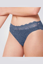 תחתוני תחרה טאי Triumph Amourette 300 Magic Wire Tai02 בצבע כחול