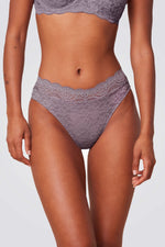 תחתוני תחרה טאי – Triumph Amourette 300 Magic Wire Tai02 בצבע סגול