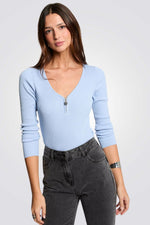 סריג וי ריבס עם רוכסן מקדימה בכחול בהיר