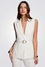 ג'קט ללא שרוולים עם חגורת מותן בצבע אופוויט