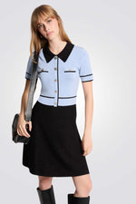 שמלה סרוגה קצרה עם כפתורים דקורטיביים