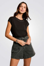 טישירט דיטיילס ניטים