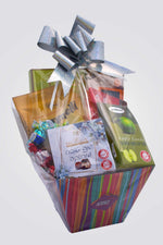 מארז קרטון מהודר עטוף בצלופן ומקושט בסרט משיכה הכולל:
בונבוניירה פרליני שוקולד ממולאים קרם במבחר טעמים שונים 110-114 גרם - פרגלה
שקית מיני חטיפים במבחר טעמים 178-200 - ווברו
טבלת שוקולד מבחר טעמים 100 גרם - דילאפאי
קופסת סוכריות ממולאים במבחר טעמים 60 גרם - פאלאס
3 פרליני שוקולד איטלקי - סורני
מוצר שיאזל מן המלאי יוחלף באחר שווה ערך