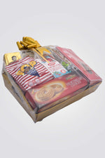 מארז מגש מהודר עטוף בצלופן ומקושט בסרט משיכה הכולל:
בונבוניירת שוקולד צדפות בלגי 250 גרם - בארוני
מארז עוגיות שורטברד 400 גרם - קוויקברי
עוגיות פריכות ממולאות קרם 125 גרם - וישנזי
עוגיות ביס פריכות מומלאות קרם 100-90 גרם - וישנזי
שקית מיני חטיפים במבחר טעמים 178-200 גרם - ווברו
טבלת שוקולד במבחר טעמים 200 גרם - ואניני
שקית דרג'ה שטקטלד 120 גרם - מקסטריס
קופסאת סוכריות 60 גרם - פאלאס
3 פרליניפ סורינטה - סוריני
מוצר שיאזל מן המלאי יוחלף באחר שווה ערך