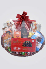 מארז סלסלה מהודרת עטופה בצלופן ומקושטת בסרט משיכה הכולל:
בקבוק יין אדום תוצרת הארץ
בונבוניירת פרליני שוקולד 343-348 גרם - פרגלה
בונבוניירת שוקולד צדפות בלגי 250 גרם - בארוני
שקית פרליני שוקולד בצורת דובי 190 גרם - ווברו
עוגיות פריכות ממולאות קרם 125 גרם - וישנזי
עוגיות ביס פריכות ממולאות קרם 100-90 גרם - וישנזי
טבלת שוקולד 100 גרם במבחר טעמים - ואניני
שקית דרג'ה בוטנים בשוקולד חלב 120 גרם - מקסטריס
קופסאת סוכריות 60 גרם - פאלאס
3 פרליניפ סורינטה - סוריני
מוצר שיאזל מן המלאי יוחלף באחר שווה ערך