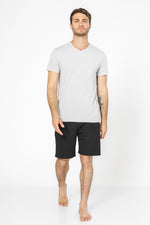 לגבר טישירט בצבע אפור עם צאוורון V