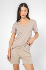 חולצה קצרה צווארון וי צבע בז'