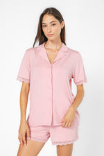 סט פיג’מה קצרה מכופתרת מודל בצבע ורוד