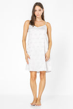 כותונת סאטן אפורה בהדפס פפיון