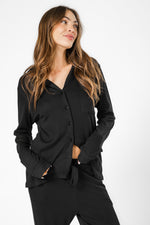 סט פיג'מה מכופתרת בצבע שחור