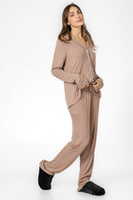 סט פיג'מה מכופתרת בצבע חום