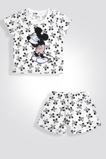 סט פיג’מה מבית המותג DELTA בצבע לבן בהדפס של מיקי מאוס. חולצה עם מפתח צוואר עגול ושרוולים קצרים, ומכנסיים קצרים תואמים עם גומי במותניים.