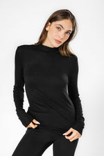 חולצה ארוכה עם צוואורון גבוה בצבע שחור