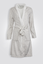 חלקו בית קטיפה בצבע אפור בהיר