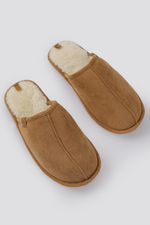 נעלי בית לגברים בצבע כאמל דמוי פרווה