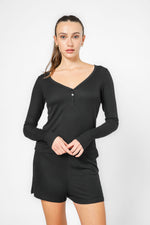 סט פיג’מת מעבר חולצה ארוכה ומכנסיים קצרים