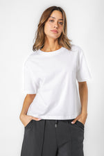 חולצת קרופ קצרה צווארון עגול בצבע לבן