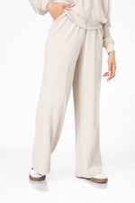 מכנסיים ארוכים בגזרה רחבה בצבע בז'