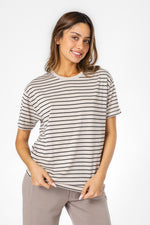 חולצת פסים קצרה צווארון עגול בצבע בז'