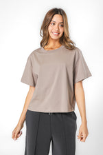 חולצת קרופ קצרה צווארון עגול בצבע חום