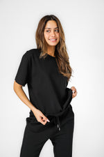 חולצת קרופ קצרה צווארון עגול בצבע שחור