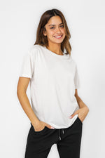 חולצה קצרה צווארון עגול בצבע לבן