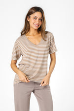 חולצת פסים קצרה צווארון וי בצבע חום