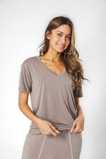 חולצה קצרה צווארון וי בצבע חום