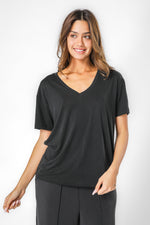 חולצה קצרה צווארון וי בצבע שחור