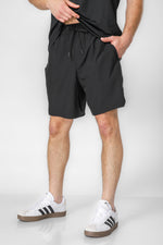 מכנסי ריצה קצרים אורך 7’’ בצבע שחור