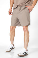 מכנסי ריצה קצרים אורך 7" בצבע חאקי