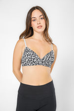 חזיית מיקרופייבר עם ריפוד קל ללא ברזלים בהדפס מנומר לבן