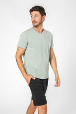 חולצה קצרה מנדפת זיעה צווארון V SLIM