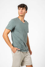 חולצה קצרה צווארון וי מנדפת זיעה