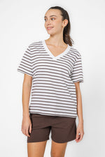 חולצה קצרה צווארון וי עם הדפס פסים