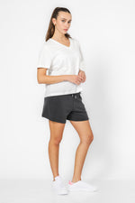 טישירט לנשים צווארון V בצבע לבן