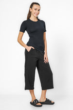 טישירט בייסיק לנשים בצבע שחור