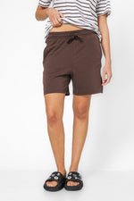 מכנסיים קצרים בייסיק לנשים בצבע חום