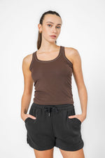 גופיית בייסיק עם צווארון עגול בצבע חום