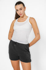 גופיית בייסיק עם צווארון עגול בצבע לבן