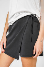 מכנסי חצאית קצרים בצבע שחור