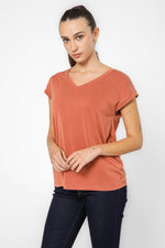 חולצה ספורטיבית ללא שרוולים עם צווארון V