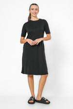 שמלה קצרה עד הברך